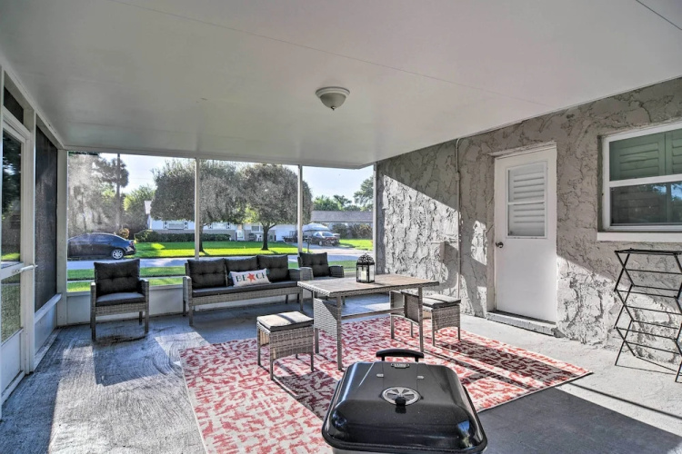 Beach-style Getaway w/ Lanai ~ 4 Mi to Beaches!