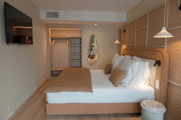 Standard Double room with partial ocean view