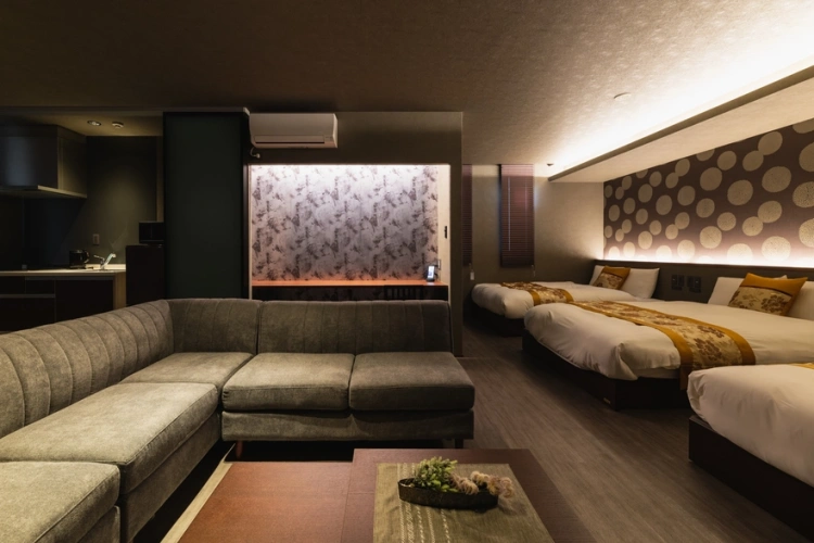 Deluxe Sextuple Studio