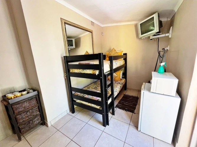 1 Bedroom Standard Quadruple Family room