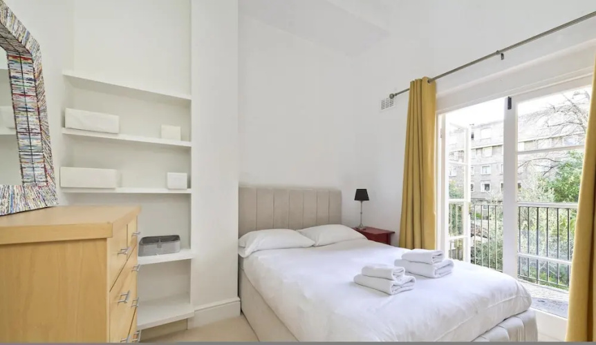 Bright one Bedroom Apartment With Balcony in Maida Vale by Underthedoormat
