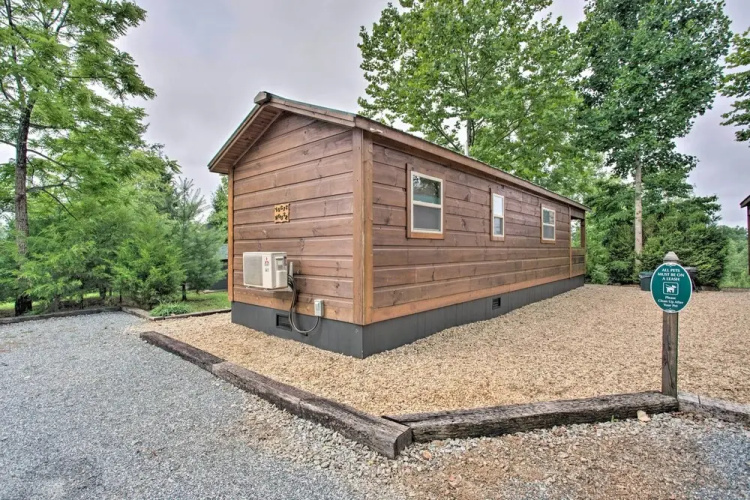 Near Winter Trails! Rustic Cabin in Mill Spring