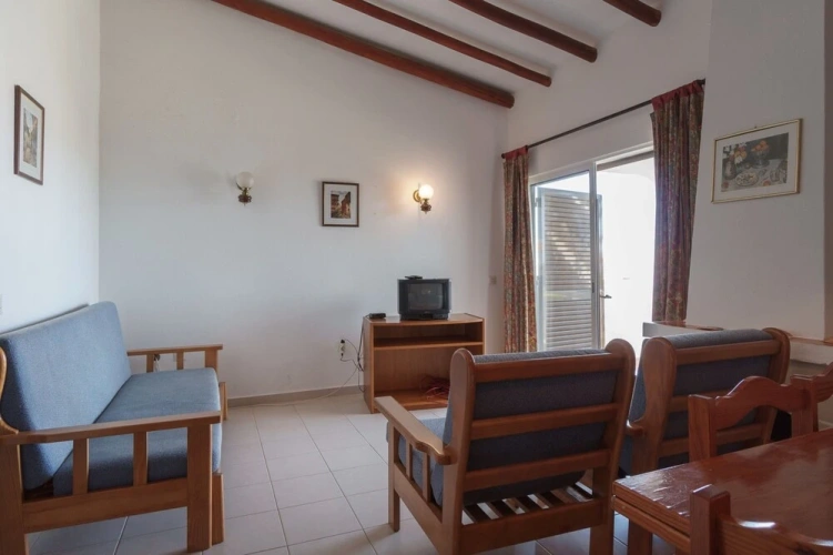 2 Bedrooms Apartment with balcony and with garden view