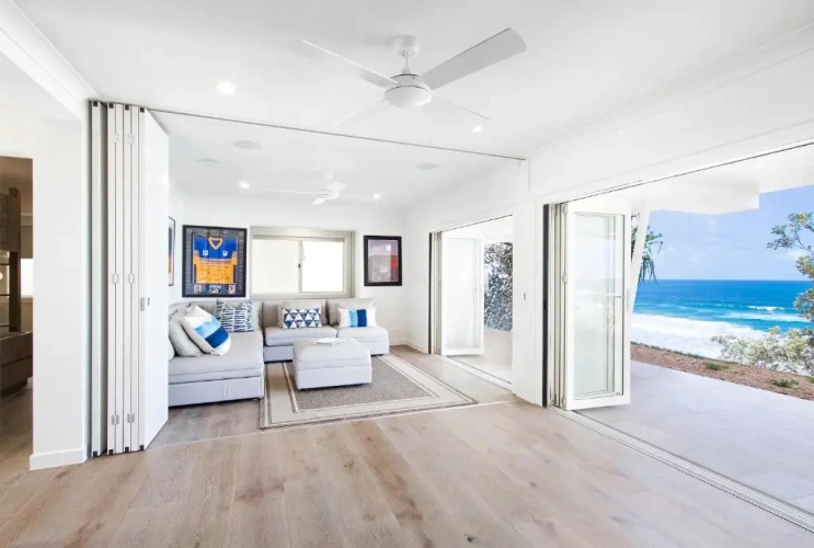 4 Bedrooms Cottage beachfront