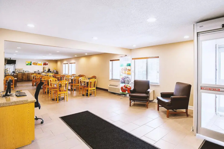 Norwood Inn & Suites Milwaukee photo 9