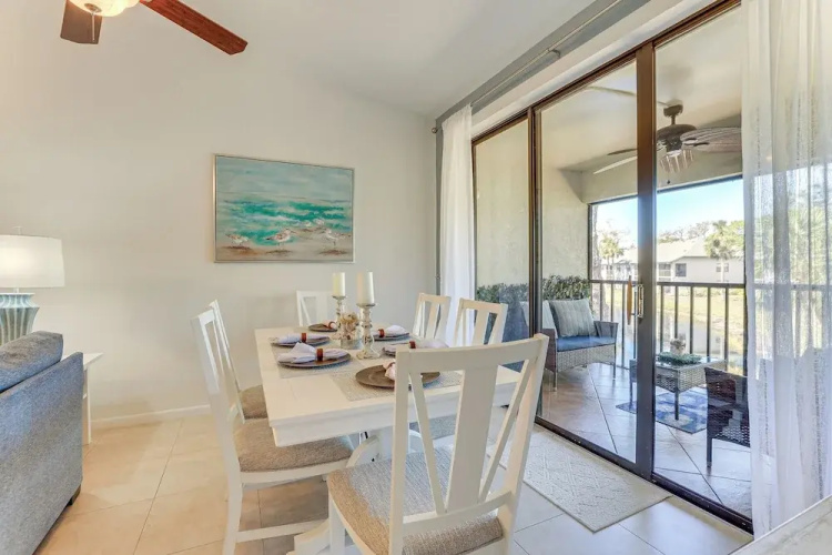 7 Mi to Beach: Condo w/ Pool Access in Bradenton!