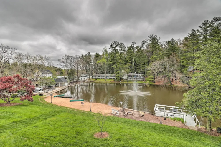 Chic Flat Rock Condo w/ Balcony + Lake View!