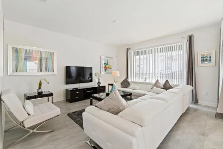 6 Bedrooms House