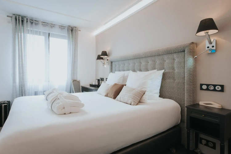 Henry II Hotel