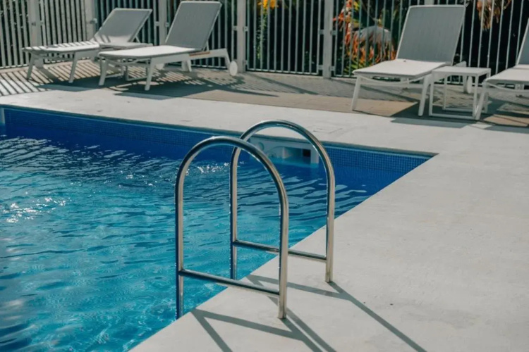 Botanical Pool Club