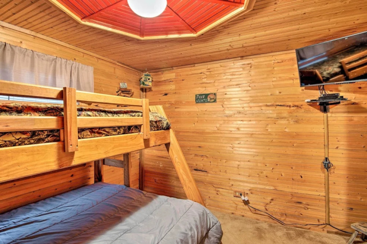 Relaxing Hochatown Cabin w/ Deck & Hot Tub!
