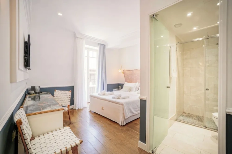 Junior Suite with balcony and with city view