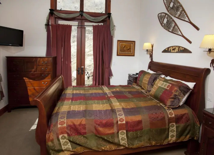 Robason 6 Bedroom Home by RedAwning