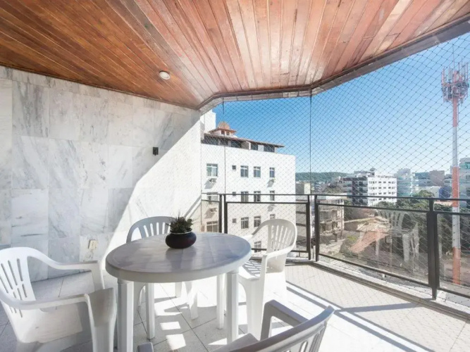 Excelente cobertura duplex a 2 quadras da Praia do Forte com 4 quartos