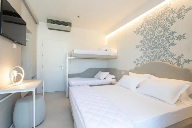 Superior Quadruple room with partial sea view