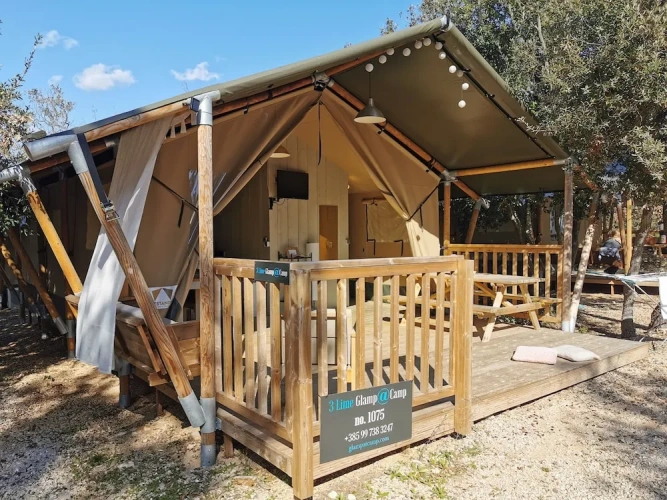 2 Bedrooms Family Tent with park view
