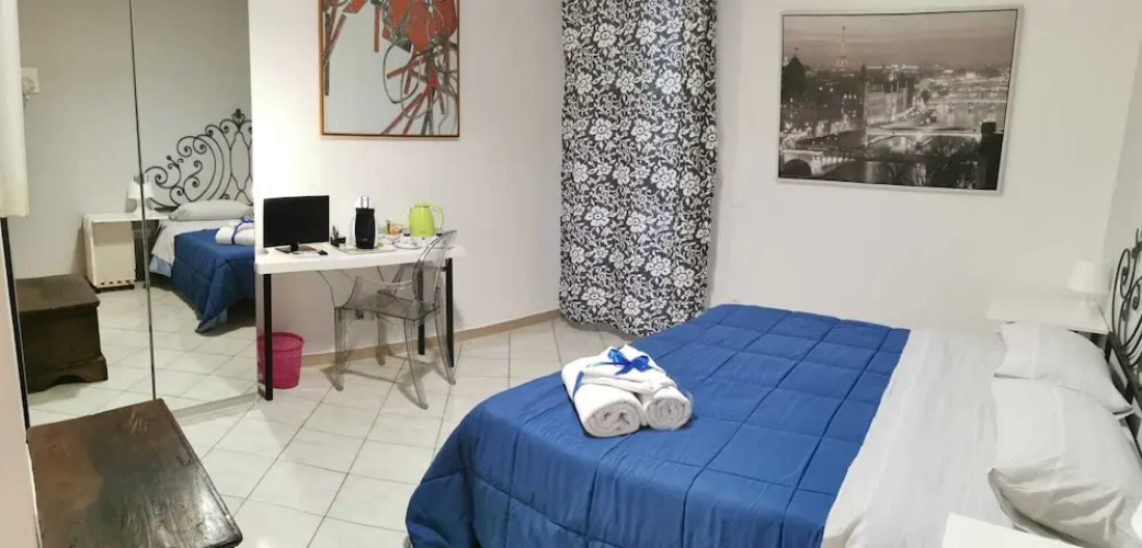 Double Room - Shared Bathroom 4 Min From the Center