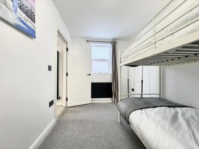 4 Guests - 2 Bedrooms - Parking - 9min City Centre