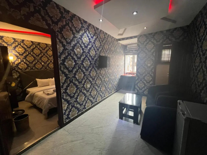 Ice Suites And Apartment