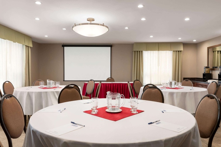 Travelodge by Wyndham Oshawa Whitby photo 13