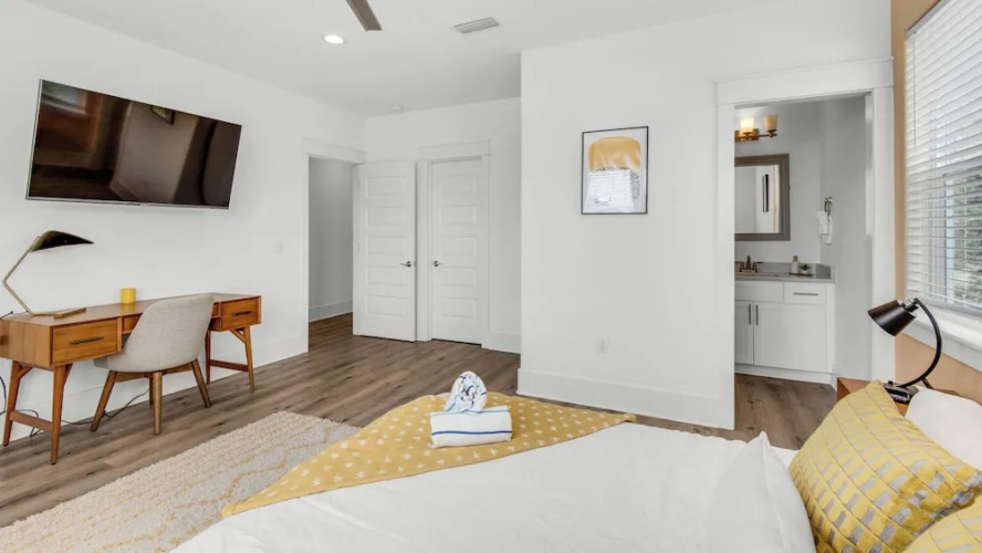 Spacious Home, Private Backyard, and Community Pool