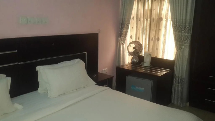Pine Crest Exclusive Hotel & suite