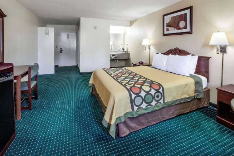 Super 8 by Wyndham Clinton