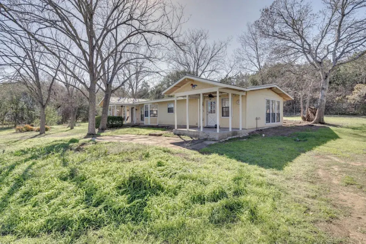 Charming Austin Home on 2 Acres: BBQ & Yard!
