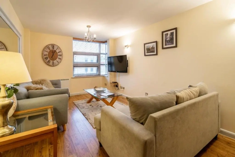 2 Bedrooms Apartment