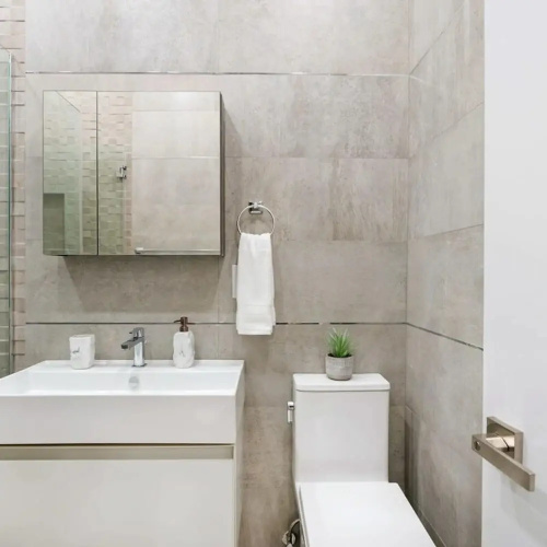 317-1d New 2BR Duplex W D Private Backyard