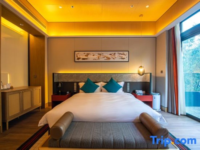 Standard Double room with street view