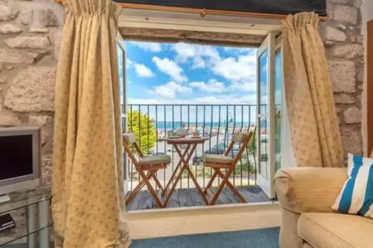 Harbourside Apartment With Seaviews and Parking
