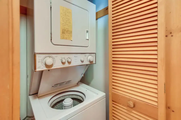 Well-appointed Lincoln Abode: Ski, Swim + Fish!