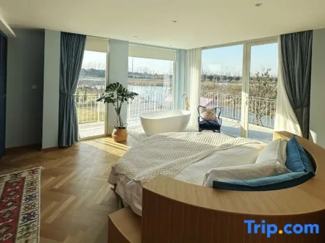 Deluxe Double room with lake view