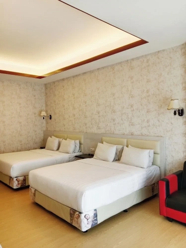 Standard Sextuple Family room