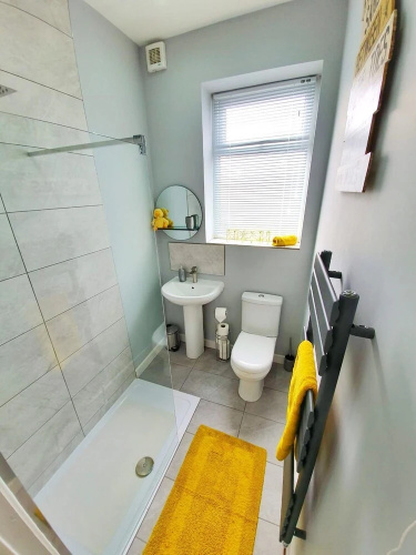 Sunflower Suite under Sasco Apartments