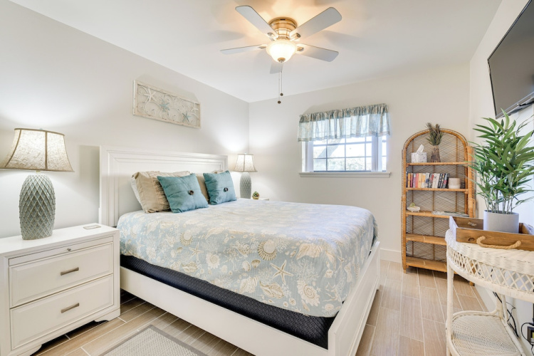 Miramar Beach Condo w/ Pool Access: Walk to Beach!