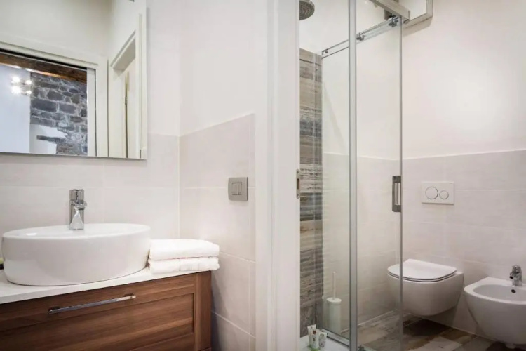 ALTIDO Elegant Apt for 4 at the Como's heart