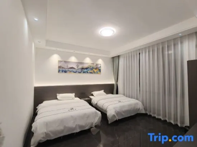 2 Bedrooms Suite with lake view