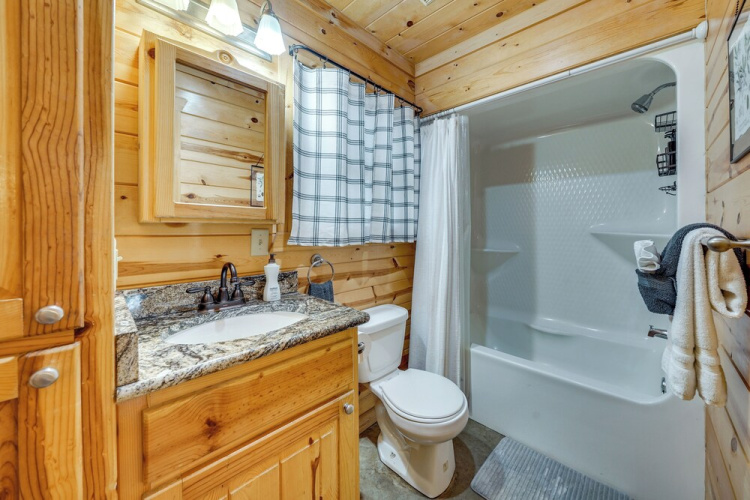 Hot Tub & Deck: Broken Bow 'azalea House'