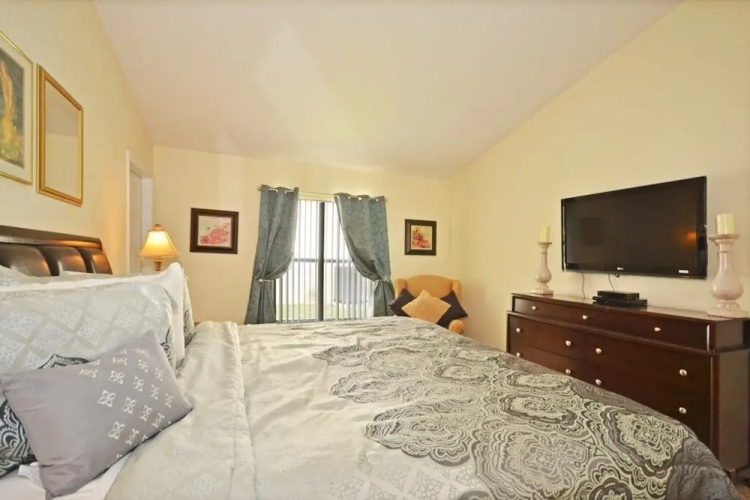 Murphy's Mansion 4 Bedroom Home by RedAwning