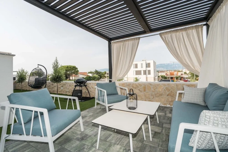 4 Bedrooms Apartment