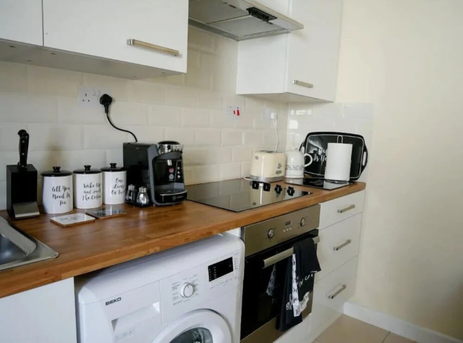 Newly Refurbished Modern Apt 10