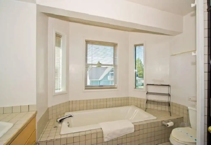 3 Bedrooms Cottage with lake view