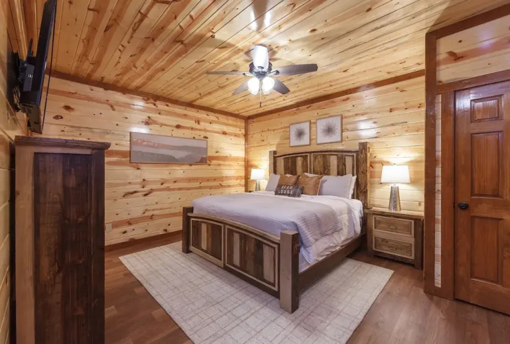 Black Bear Splash 6 Bedroom Cabin by RedAwning