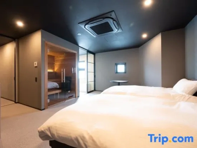 Standard Twin room with lake view