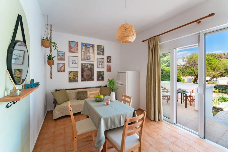 2 Bedrooms Standard Basement room with garden view