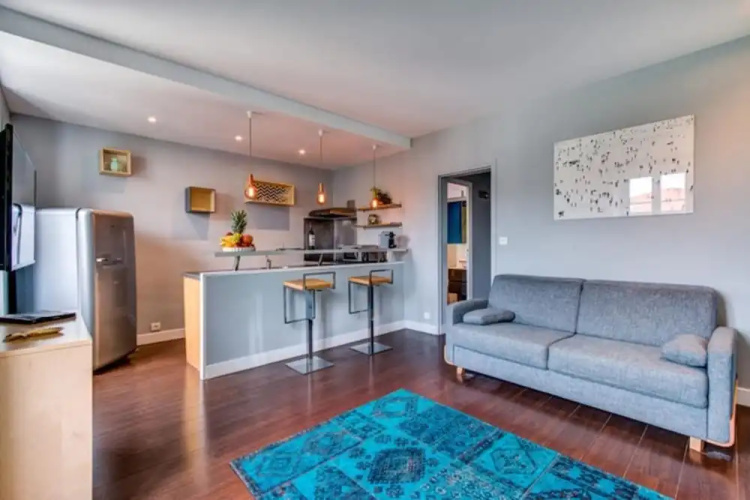 Cozy Apt Near Côte des Basques w/ Parking!