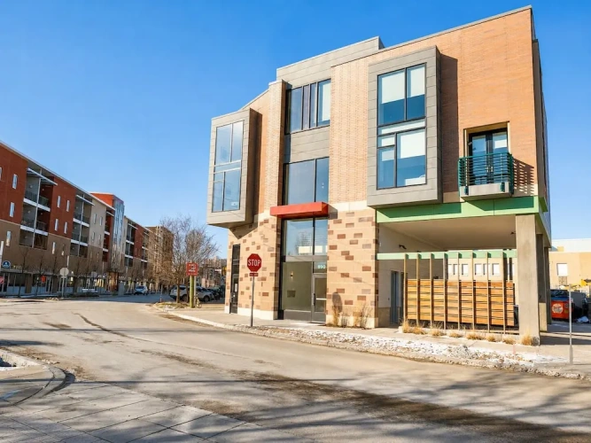 Upscale 3BR Penthouse by CozySuites