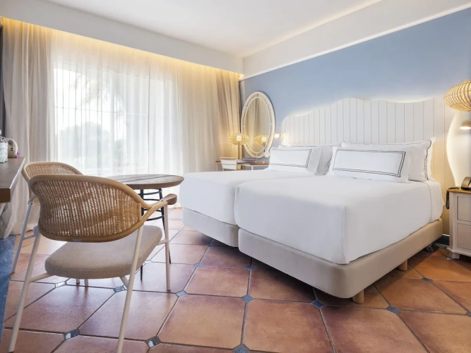 2 Bedrooms Standard Family room with balcony